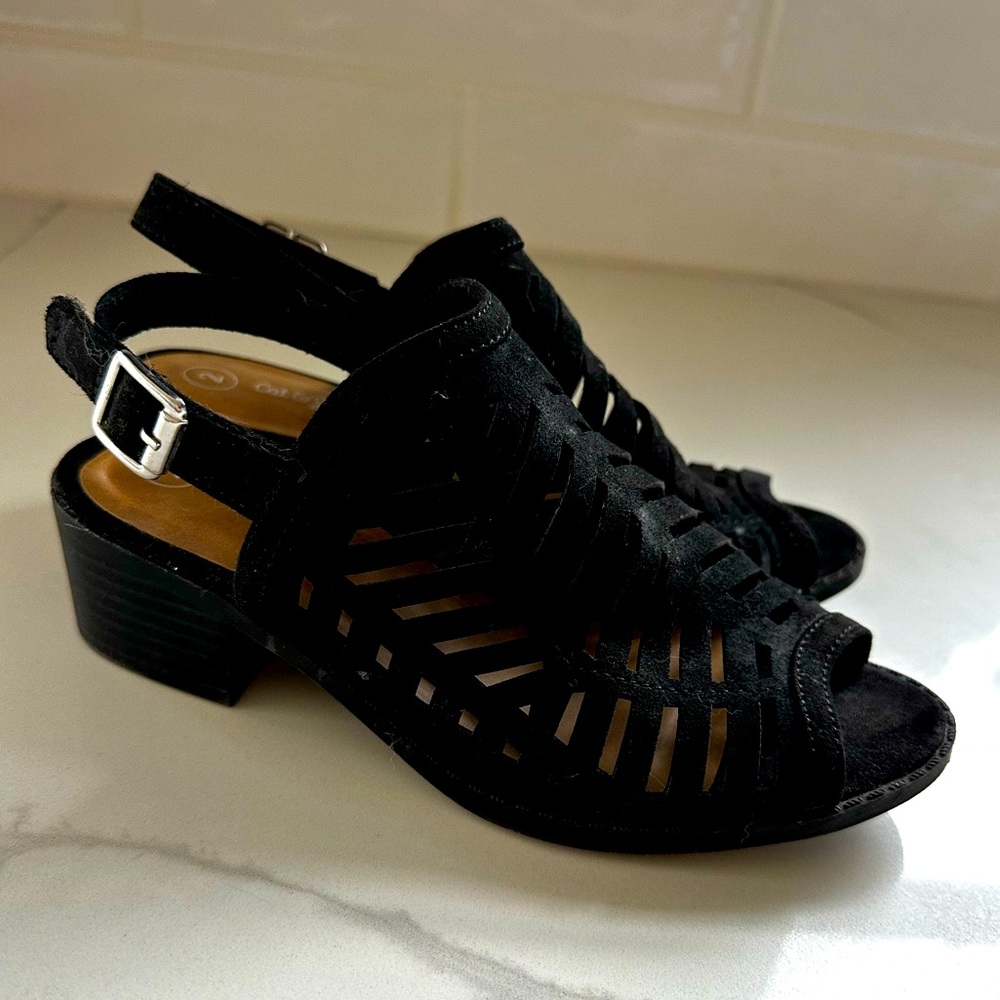 Cat & Jack black girls sandals with heel, open toe, size 2, great condition!
